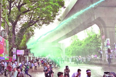 দফায় দফায় লাঠিচার্জ