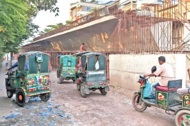 উড়ালসড়ক নির্মাণে ধীরগতি নগরজুড়ে ভোগান্তি