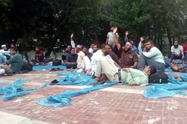 শহীদ মিনারেই এমপিওভুক্ত শিক্ষকদের রাতযাপন