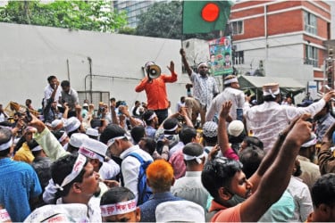 এমপিওভুক্ত শিক্ষকদের লাগাতার কর্মবিরতি, শহীদ মিনারে অবস্থান