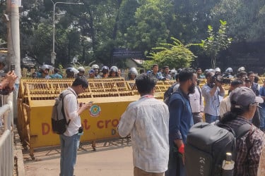 অধ্যাদেশ জারির দাবিতে শিক্ষা ভবনের সামনে সাত কলেজের শিক্ষার্থীদের অবস্থান