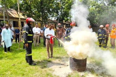 কুমারখালীতে ভূমিকম্প ও অগ্নিকাণ্ড বিষয়ক সচেতনতামূলক মহড়া অনুষ্ঠিত