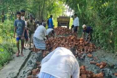 নোয়াখালীতে বিএনপি নেতার উদ্যোগে সড়ক সংস্কার