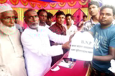 নওগাঁয় তরুণদের মাঝে ফুটবল ও জার্সি বিতরণ