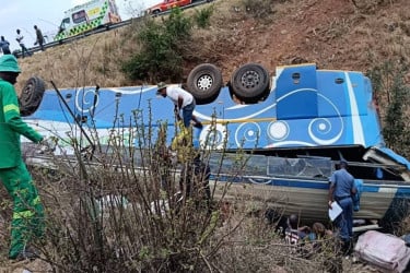 দক্ষিণ আফ্রিকায় যাত্রীবাহী বাস খাদে পড়ে নিহত ৪২