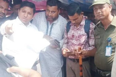 চিংড়িতে জেলি পুশ করায় ব্যবসায়ীকে লাখ টাকা জরিমানা