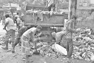 যত্রতত্র বর্জ্য ভোগান্তিতে পৌরবাসী