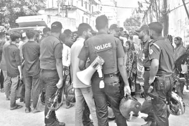বেতনসহ ৯ দাবিতে বিক্ষোভে শ্রমিকরা