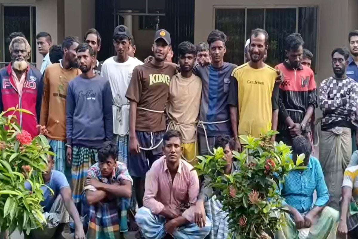 চাঁদপুরে মা ইলিশ শিকারের দায়ে ৪৫ জেলে আটক, কারেন্ট জাল জব্দ