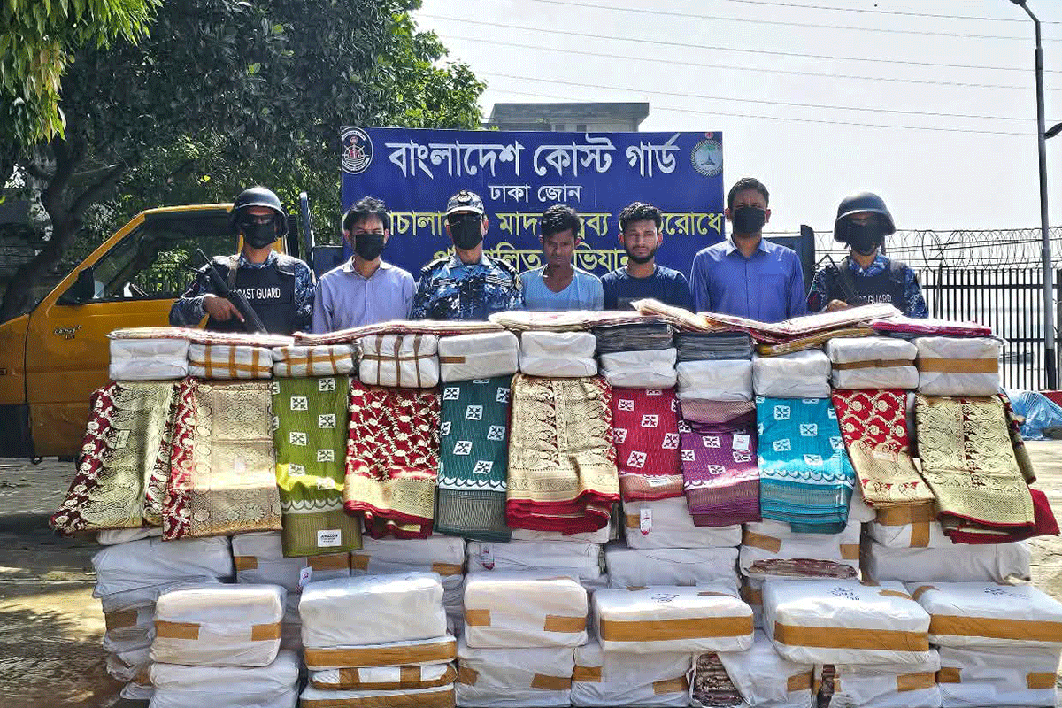নারায়ণগঞ্জে কোটি টাকার মূল্যের ভারতীয় শাড়িসহ আটক ২