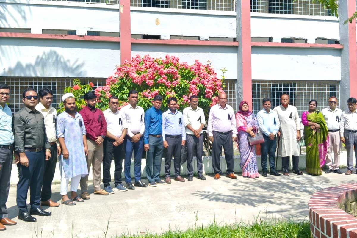 ক্লাস বর্জন করে টুঙ্গিপাড়ায় কলেজ শিক্ষকদের অবস্থান কর্মসূচি