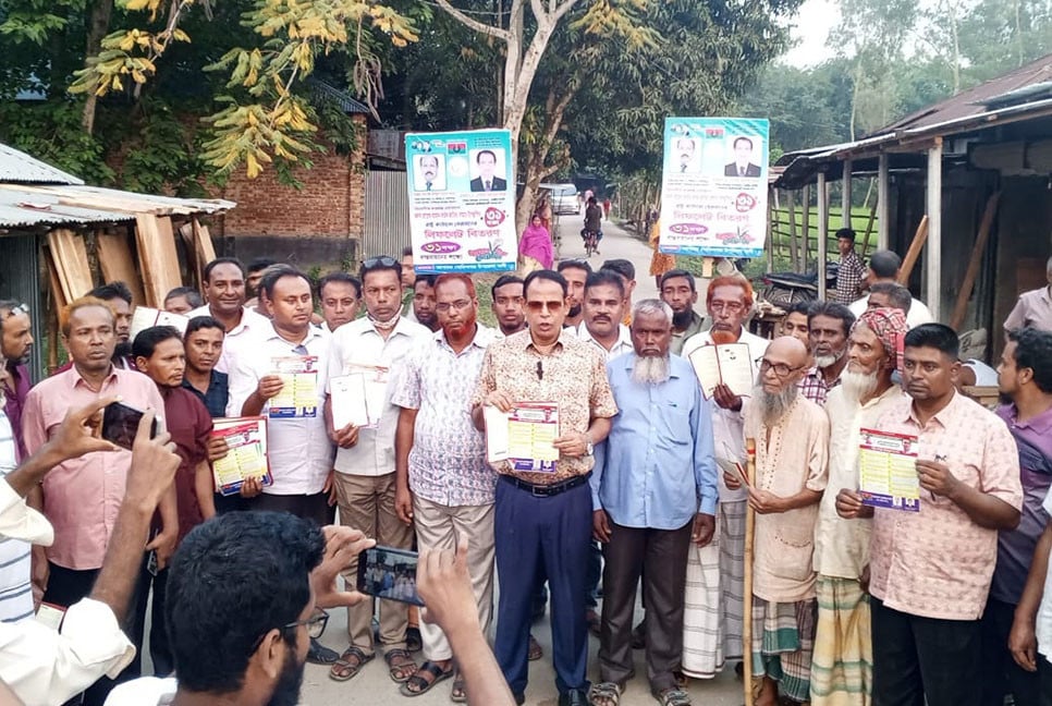গোবিন্দগঞ্জে বিএনপির ৩১ দফার লিফলেট বিতরণ
