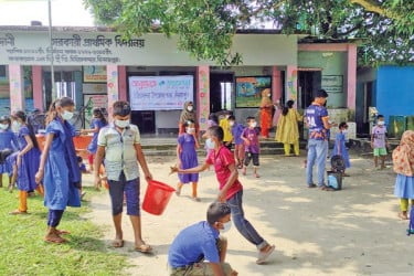 পরিচ্ছন্নতা অভিযান ও সামগ্রী বিতরণ
