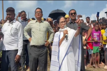পশ্চিমবঙ্গের বন্যায় ভুটানকে দায়ী, ক্ষতিপূরণ চাইলেন মমতা