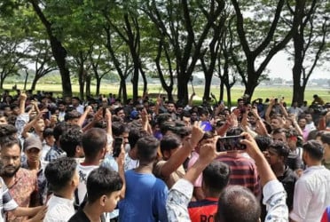 টাঙ্গাইলকে ঢাকা বিভাগে রাখার দাবিতে যমুনা সেতু মহাসড়ক অবরোধ