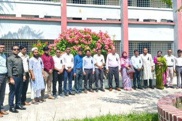 ক্লাস বর্জন করে টুঙ্গিপাড়ায় কলেজ শিক্ষকদের অবস্থান কর্মসূচি