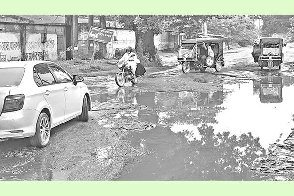 খানাখন্দে ভরা ছয় কিলোমিটার