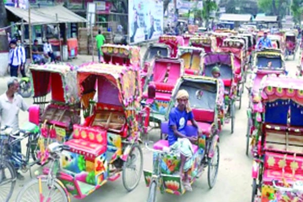 ব্যাটারিচালিত রিকশার দাপটে দুর্দশায় প্যাডেল রিকশাচালকরা