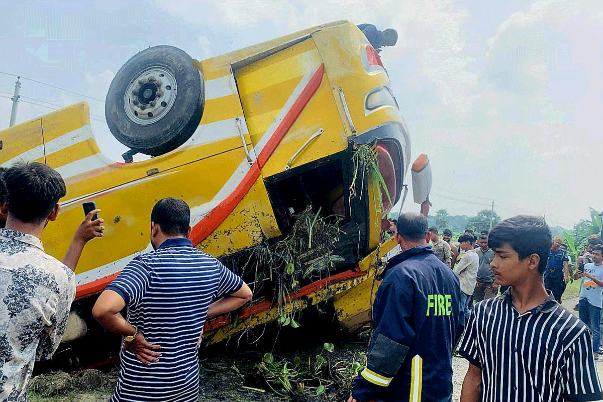 ভাঙ্গায় বাস খাদে পড়ে নারী ও শিশু নিহত