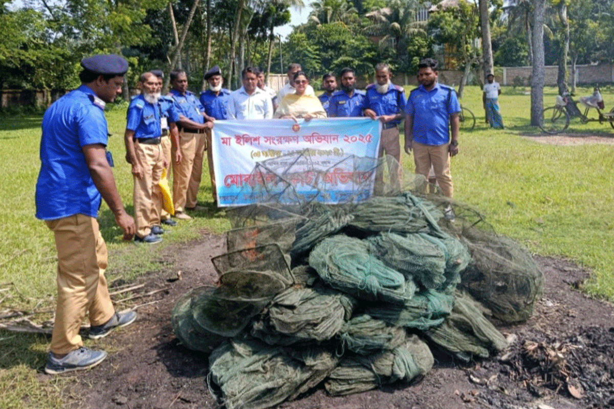 গোপালগঞ্জে পোড়ানো হলো সাড়ে তিন হাজার মিটার চায়না দুয়ারী জাল