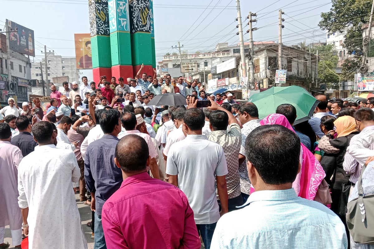 মাগুরায় শিক্ষকদের বিক্ষোভ মিছিল ও মানববন্ধন