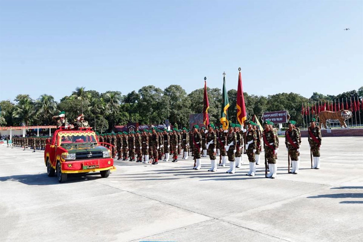 ইস্ট বেঙ্গল রেজিমেন্ট ও আর্মার্ড কোরের রিক্রুট ব্যাচের কুচকাওয়াজ অনুষ্ঠিত