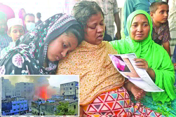 স্বজনরা খুঁজছেন আপনজনকে