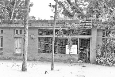 স্বাস্থ্য কেন্দ্রে পানি ভোগান্তিতে রোগী
