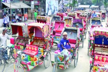 ব্যাটারিচালিত রিকশার দাপটে দুর্দশায় প্যাডেল রিকশাচালকরা