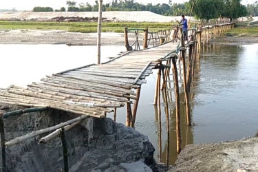 ১০ হাজার মানুষের একমাত্র ভরসা কাঠের সেতু এখন অকেজো