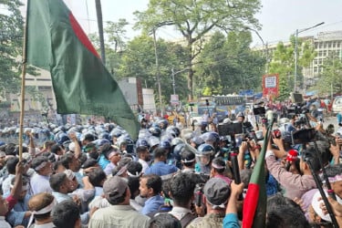 ব্যারিকেড ভেঙে এমপিওভুক্ত শিক্ষকদের শাহবাগ অবরোধ