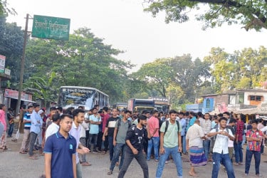 রাস্তা সংস্কারের দাবিতে ইবি শিক্ষার্থীদের মহাসড়ক অবরোধ