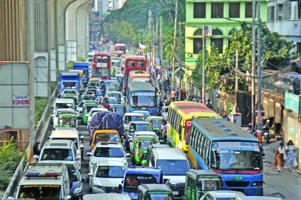 বাংলামোটরে তীব্র যানজটের সৃষ্টি