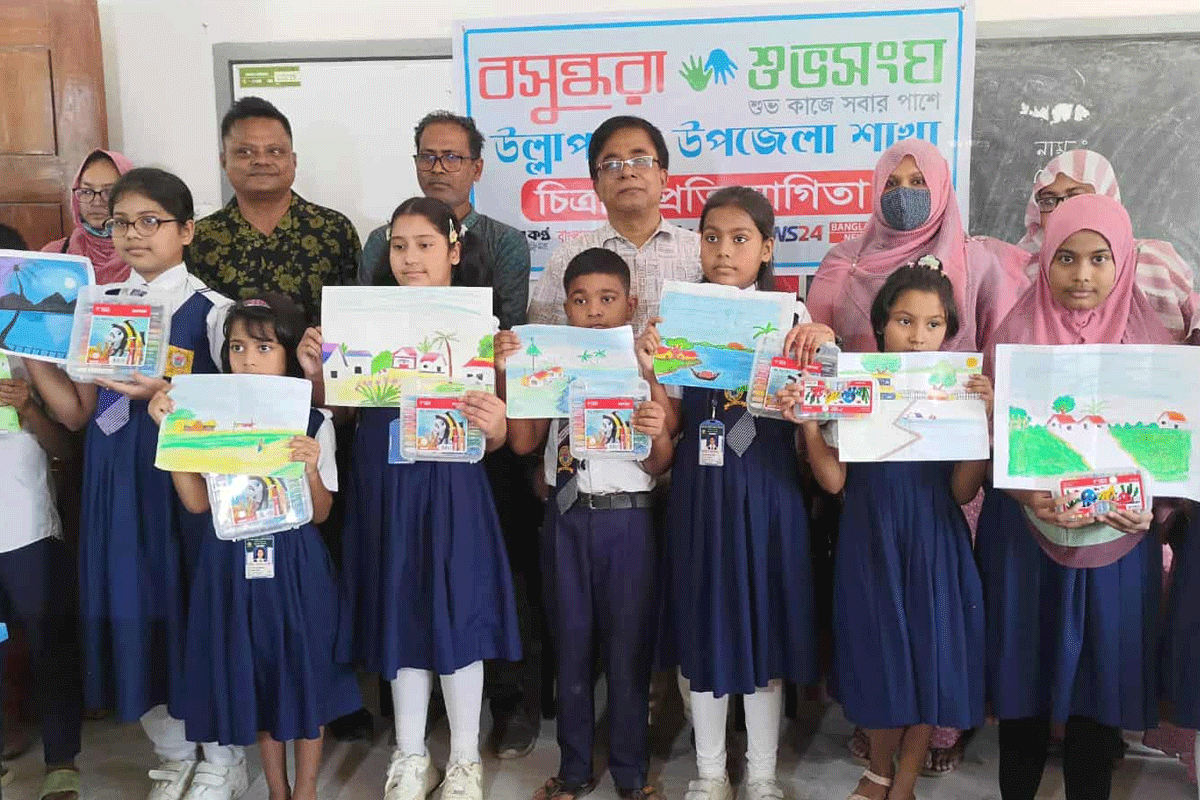 উল্লাপাড়ায় শিশুদের তুলির ছোঁয়ায় ফুটে উঠল রঙিন বাংলাদেশ