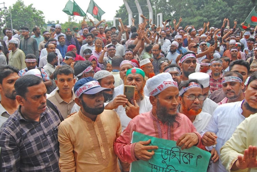 শিক্ষকদের হুঁশিয়ারি : বিকেল ৫টার মধ্যে দাবি না মানলে ‘লংমার্চ টু যমুনা’