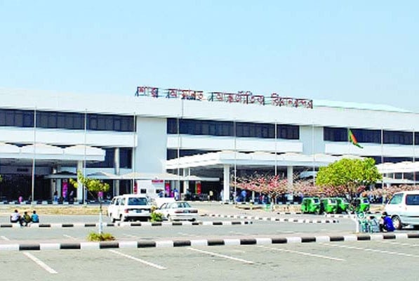শাহ আমানতে সিগারেট ও মোবাইল জব্দ