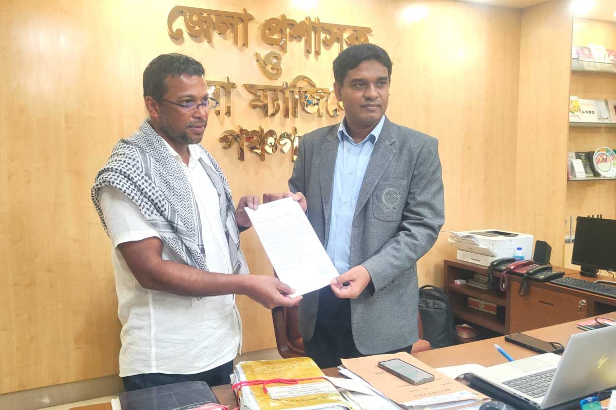 পঞ্চগড়ে বায়ুদূষণ রোধে জেলা প্রশাসককে স্মারকলিপি