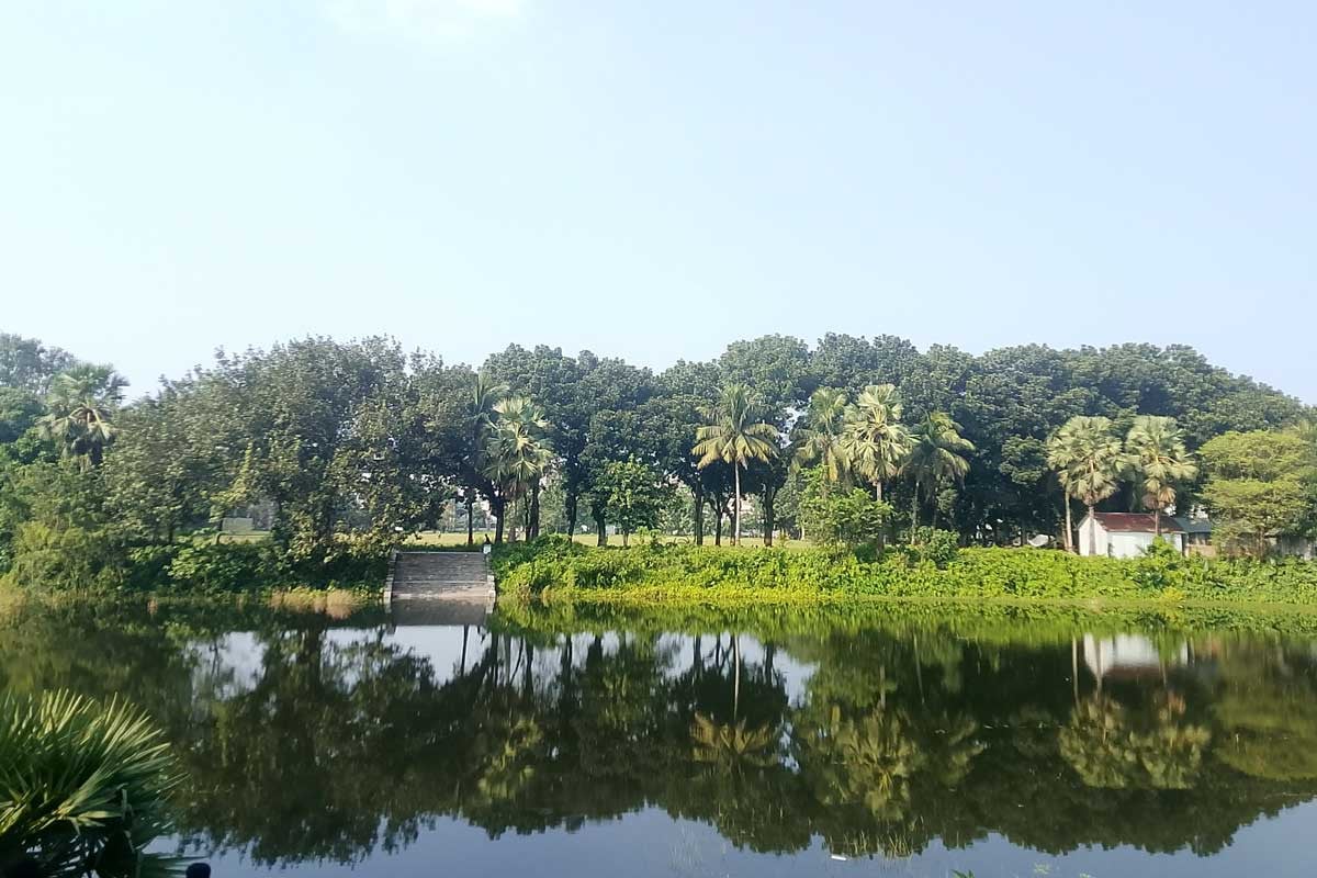 ইবির পুকুরে ডুবে যাচ্ছিল দুই শিক্ষার্থী, উদ্ধার করলেন সিনিয়র