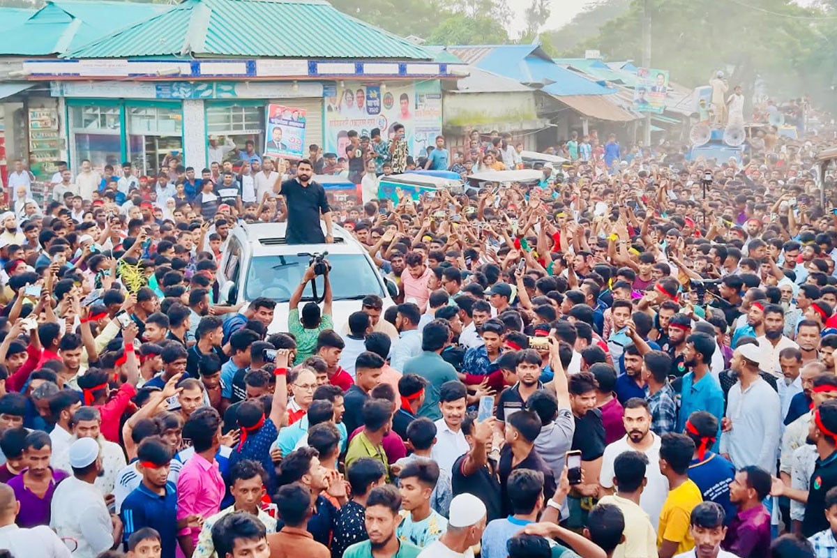 নোয়াখালীতে লাঠিখেলা ও লোকগানের মধ্য দিয়ে বিএনপির লিফলেট বিতরণ