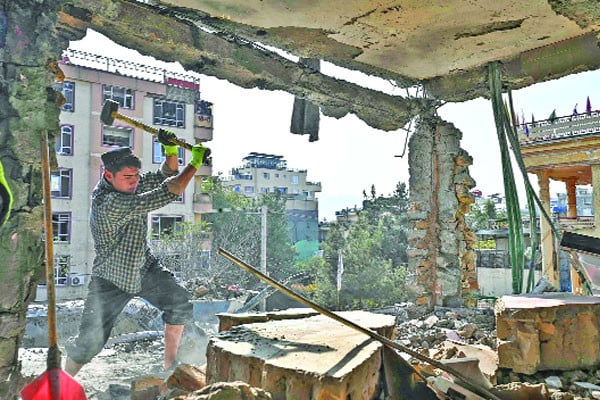 আফগানিস্তান ও পাকিস্তানের সীমান্তে বিস্ফোরণের পর ক্ষতিগ্রস্ত বাড়ির ধ্বংসস্তূপ