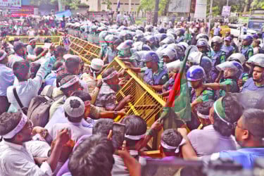 যমুনা অভিমুখে লংমার্চ ঘোষণা