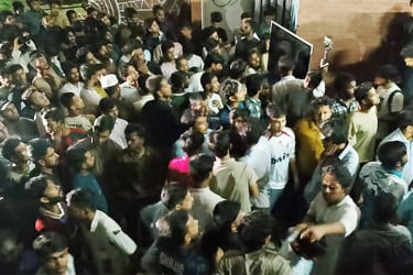 চাকসু নির্বাচন: ফল ঘোষণা নিয়ে ছাত্রদল-শিবিরের হট্টগোল, উপ-উপাচার্য অবরুদ্ধ