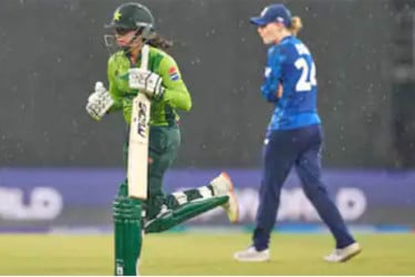 বৃষ্টিতে ভেসে গেল পাকিস্তান-ইংল্যান্ড ম্যাচ