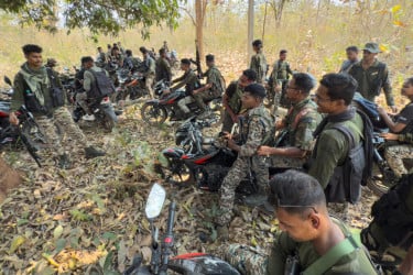 ছত্তীসগঢ়ে ২৭ মাওবাদীর আত্মসমর্পণ