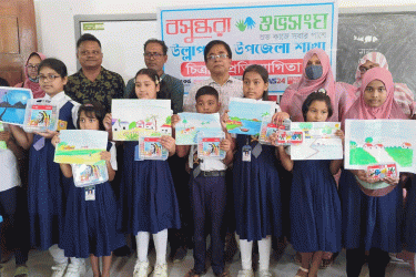 উল্লাপাড়ায় শিশুদের তুলির ছোঁয়ায় ফুটে উঠল রঙিন বাংলাদেশ
