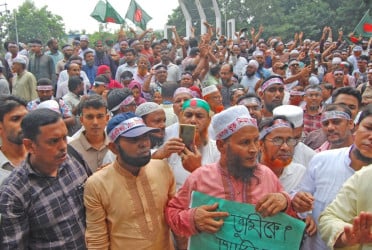 শিক্ষকদের হুঁশিয়ারি : বিকেল ৫টার মধ্যে দাবি না মানলে ‘লংমার্চ টু যমুনা’