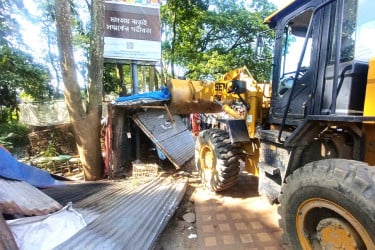সিলেট রেলওয়ে স্টেশনে অবৈধ স্থাপনা উচ্ছেদ