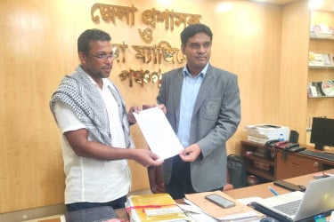 পঞ্চগড়ে বায়ুদূষণ রোধে জেলা প্রশাসককে স্মারকলিপি