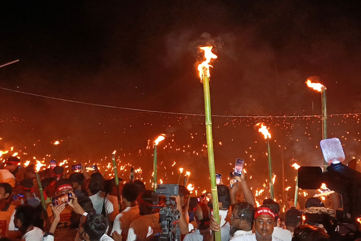 লাখো মানুষের হাতে মশাল, ‘জাগো বাহে, তিস্তা বাঁচাই’ স্লোগানে উত্তাল উত্তরাঞ্চল