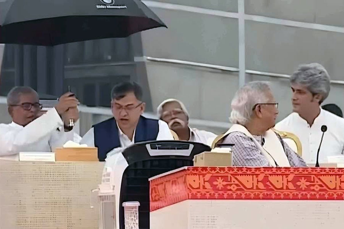 সালাহউদ্দিনের মাথায় ছাতা ধরে প্রশংসিত মির্জা ফখরুল